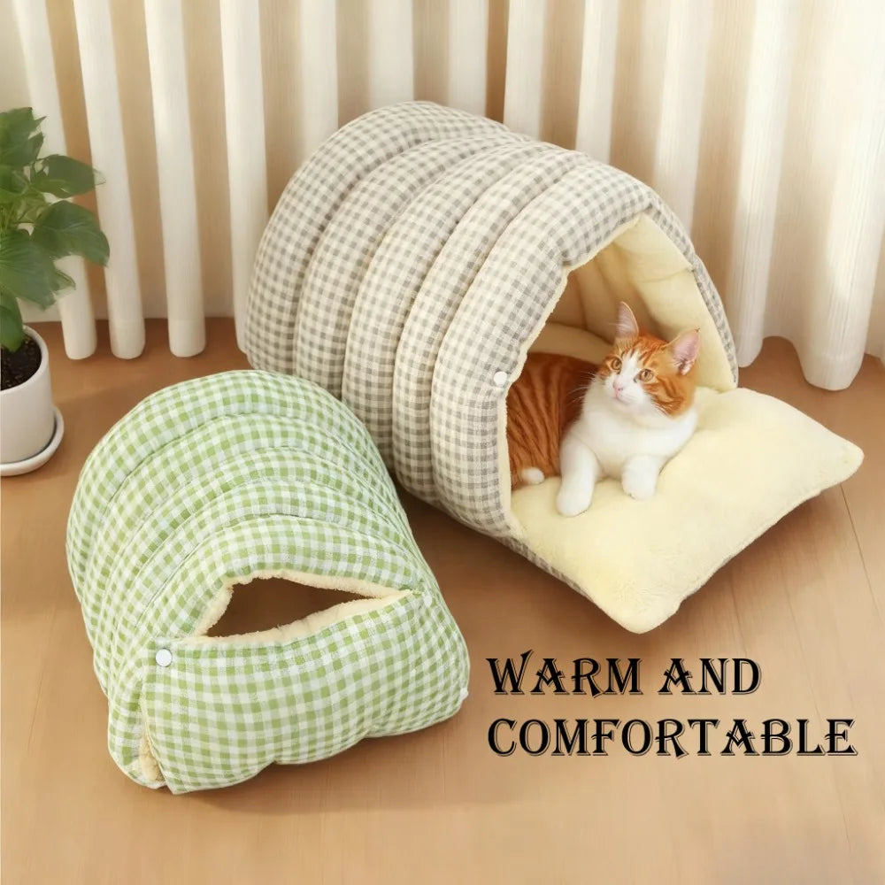Large all-season cat house (including a warm winter bed) – with decorative panels and a fully enclosed comfortable sleeping bag.