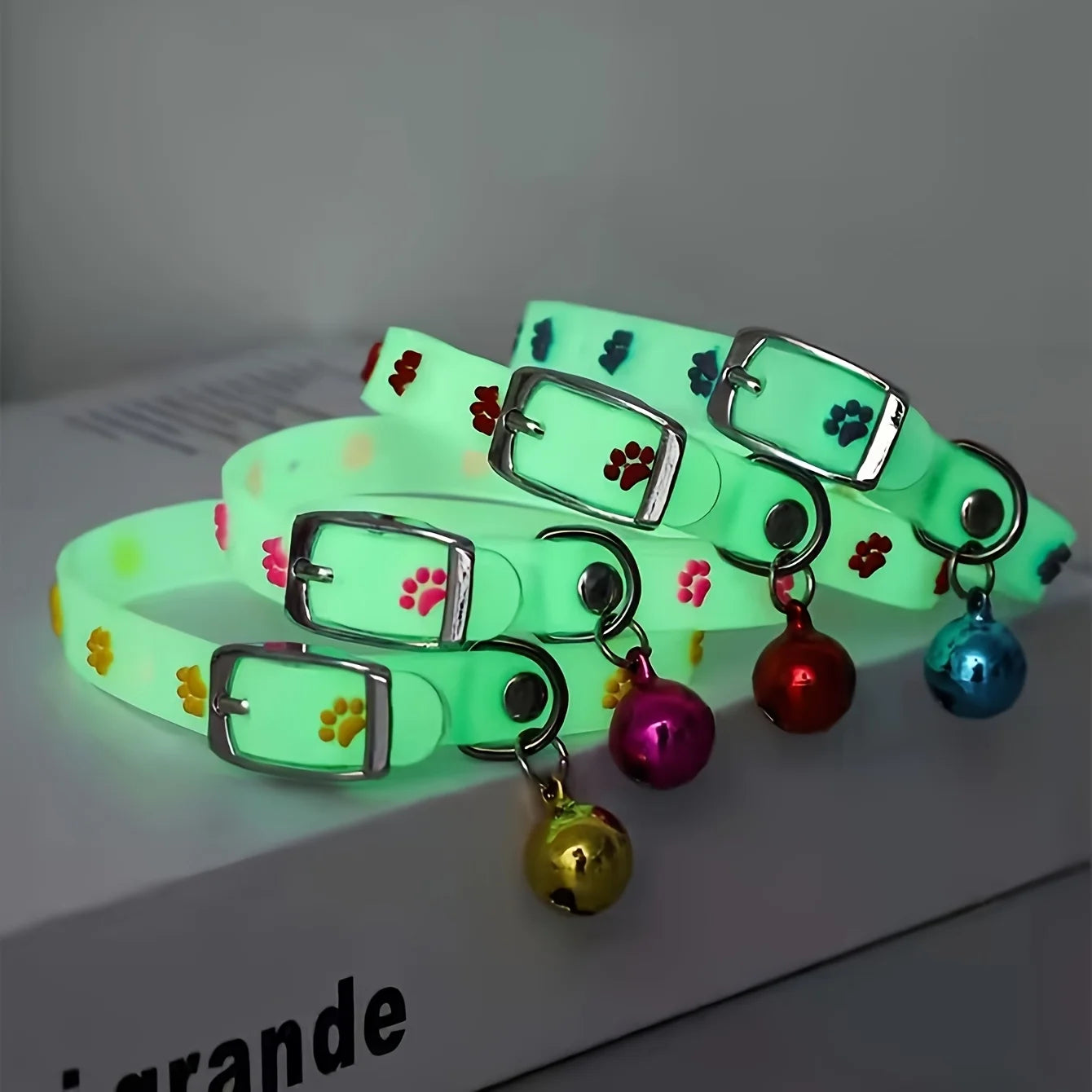1 collar and 1bell, total of 2 pieces. Cute luminous pet collars for anti-lost safety at night, suitable for small dogs and cats