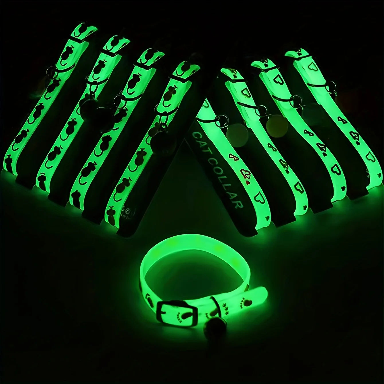 1 collar and 1bell, total of 2 pieces. Cute luminous pet collars for anti-lost safety at night, suitable for small dogs and cats