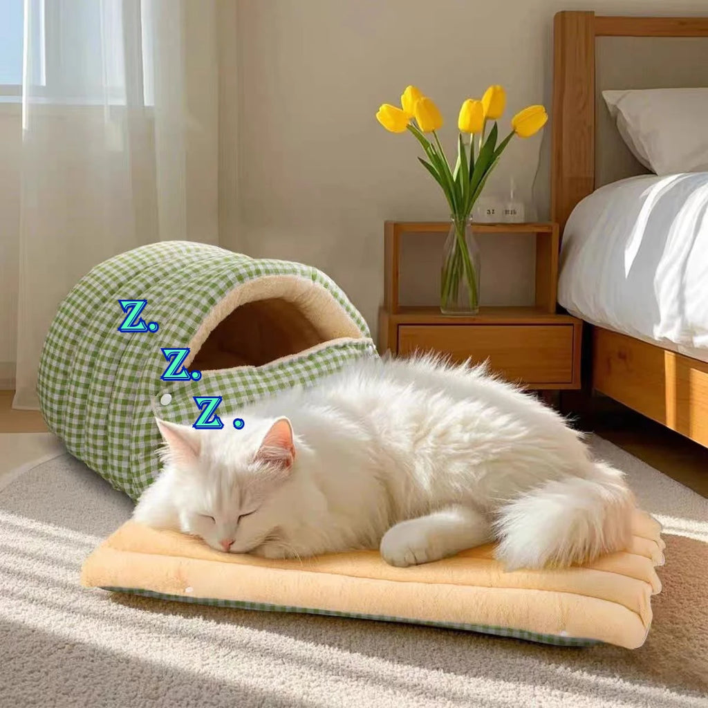 Large all-season cat house (including a warm winter bed) – with decorative panels and a fully enclosed comfortable sleeping bag.